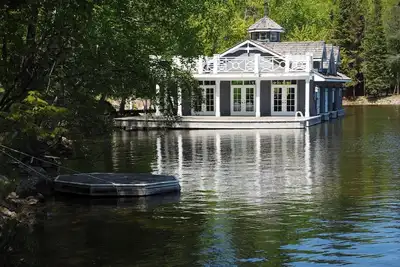 Image de Custom Built 5 brdm, 4 bath on Lake of Bays! Sandy Beach! Boathouse! Sw Exposure