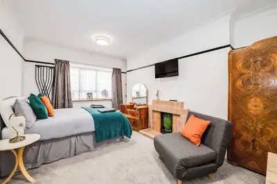 Image de Studio spacieux avec salle de bain et cuisine séparée