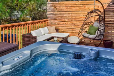 Image de Beautiful, Cozy, Modern Home w/ King Bed, Hot Tub & Deck! 11 mins to Downtown!
