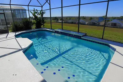 Image de Overlooking the golf course with spacious interior!
