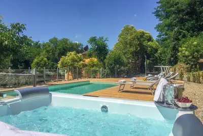Image de Maison de vacances privée avec Wifi, piscine privée, bain à remous, climatisation, Tv, parking