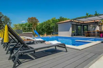 Image de Maison de vacances privée avec Wifi, piscine privée, climatisation, bain à remous, Tv, terrasse