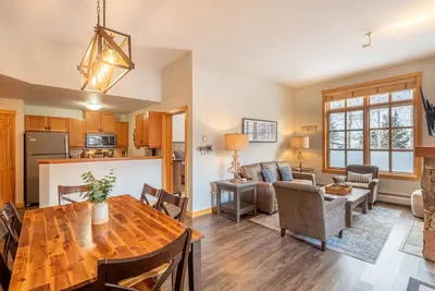 Image de Gorgeous vaulted ceilings, Amazing deck, Nicest in Passage Point, wifi, parking