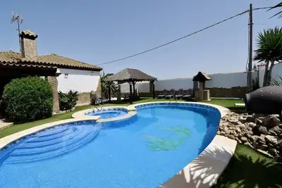 Beautiful private Villa with pool with outdoor Jacuzzi and air conditioning