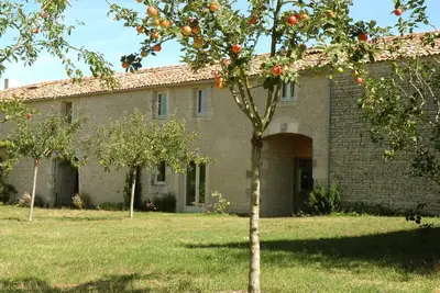 Image de Grand gîte 10\/12 p avec jardin et piscine naturelle