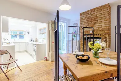 Image de A mid-terraced cottage, conveniently located close to the beach in the popular town of Whitstable.