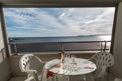 Image de Le Lavandou, studio pour 2 personnes, face mer, les pieds dans l'eau