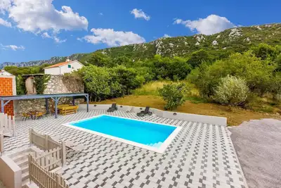 Image de Maison de vacances avec piscine extérieure et barbecue
