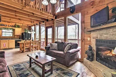 Image de Hot Tub, Pool Table & Deck! Sevierville Sanctuary