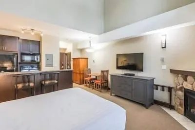 Image de Penthouse Studio / New Queen Bed / Balcony