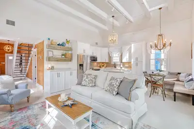 Image de Wanderlust ~ Stunning 3 Bed, 3 Bath Retreat in Peaceful Neighborhood w/ Pool!