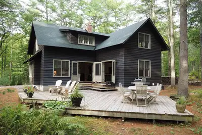 Image de Charming 3 bdrm Cottage + 3 bdrm Guest House on Muldrew Lake!