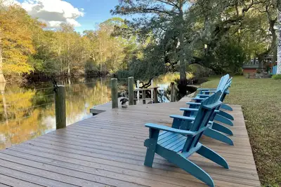 Image de Paradise at Riverbend with beautiful riverfront setting!