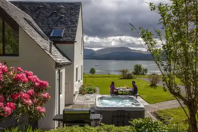 Image de Large cottage on shore of Scottish Loch