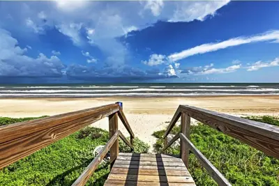 Image de Surfside Beach House w/Ocean View, Steps to Shore!