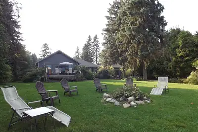 Image de Blue Spruce Lakefront Retreat - disponible toute l'année. Cadre très privé.