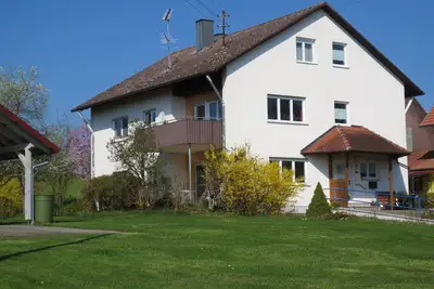 Image de Appartement lumineux (rez-de-chaussée) avec jardin et terrasse. Découvrez Hegau, le lac de Constance, les chutes du Rhin!