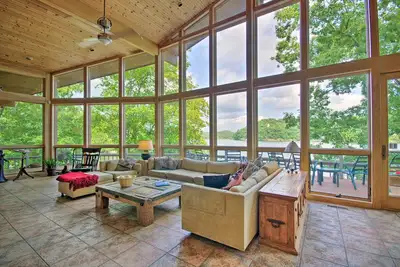 Image de Dock & Pool Table: House on Lake of the Ozarks