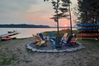Image de Beautiful Lakefront Home on Crystal Clear, Private, Full Recreation Lake