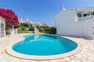 Image de Belle maison de vacances avec climatisation, Wifi, piscine, Tv, terrasse, animaux admis et parking