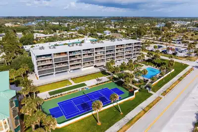 Image de Central Beach Ocean Front Condo-pied des commerces et restaurants