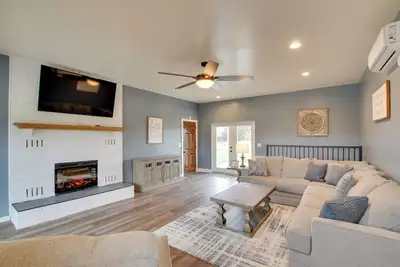 Image de Chic Ste Genevieve Home w/ Nice Interior Amenities