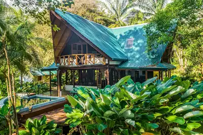 Image de Tropical beachfront house w\/ private pool, lanai, balcony & beach access