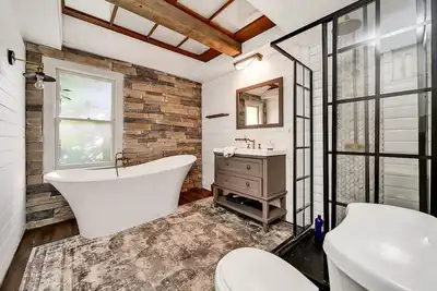 Image de ⤜Spacious Urban RiverEdge Loft With Soaking Tub⤛
