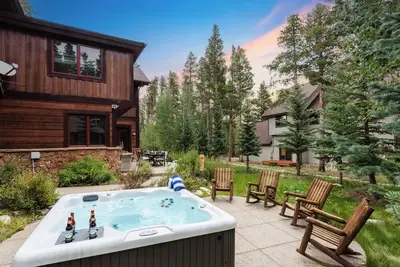 Image de Peak 8 by AvantStay | Spacious Modern Cabin w/ Hot Tub & Views