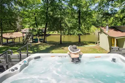 Image de Free Swim Hot Tub! ! Nestled in the Trees on Cedar Creek Lake