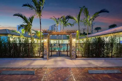 Image de Bermuda Bungalows #1 🌴🏄♀️Quick Walk to Public Beach 🏊🩴Pool/Spa On-Site 🏖️🌅Downtown Singer Island 🌊😎Walk to Restuarants, Bars, Shops 🐬🌞Free On-Site Parking!