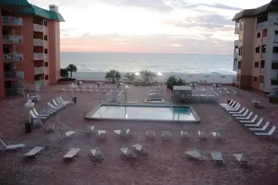 Image de Beachfront Retreat- Freshly Renovated- Clean & Modern