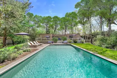 Image de Modern Beach Bungalow with Heated Pool, Walk to Bay, Pet Friendly