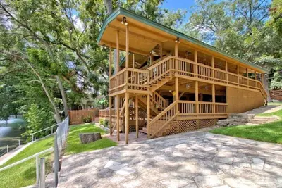 Image de Unwind at this scenic riverfront retreat with breathtaking views by day and cozy fire pit evenings under the stars. Perfect for relaxing, reconnecting, and making memories.