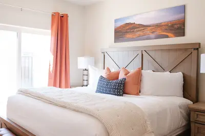 Image de 🐶 Happy Tails – Dog-Friendly Getaway Near Zion with Pool Access – Relax, Play, and Stay Cool!