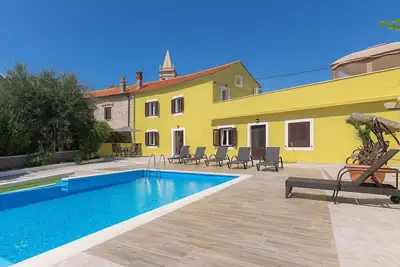Image de Maison de vacances avec Wifi, climatisation, bain à remous, piscine privée, Tv, terrasse, parking