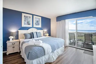 Image de ☀ Gorgeous Lake View Deluxe Condo @ The Shores