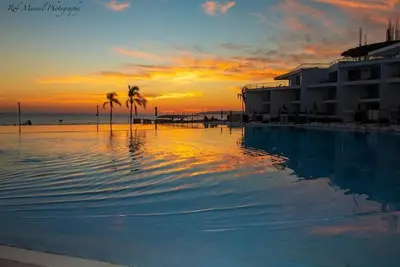Beautiful nice condo with ocean view, beach front