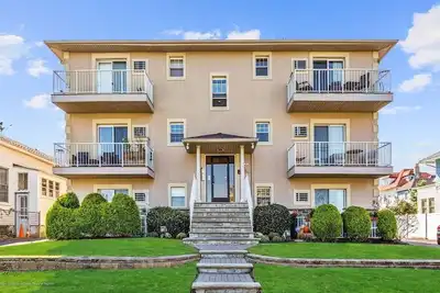 Image de Pet Friendly-Outdoor Space-Parking-Chef's Kitchen-2 blocks to the Beach
