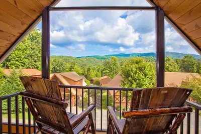 Image de 2 bed and 2 bath log Cabin located in the highly sought after White Oak Resort