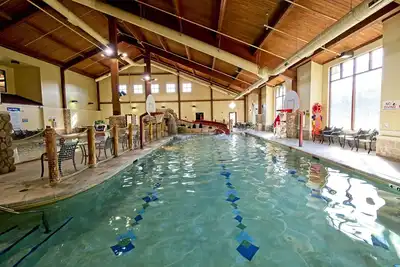 Image de Down- Home Christmas Mountain Village, 2 Bedroom Cottage