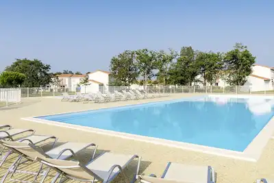 Image de Joli appartement dans une maison de vacances avec piscine, bain à remous, Tv, terrasse, parking