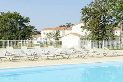Image de Bel appartement dans une maison de vacances avec bain à remous, piscine, Tv, terrasse, parking