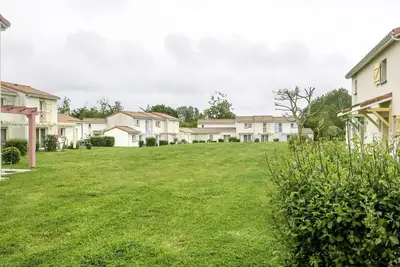 Image de Appartement dans une maison de vacances avec piscine, bain à remous, Tv, terrasse, parking