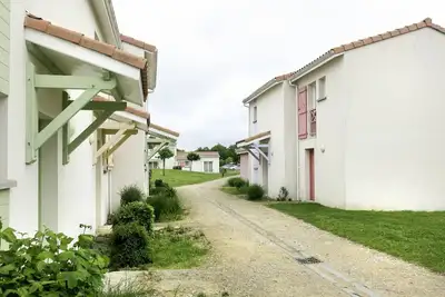 Image de Appartement dans une maison de vacances avec bain à remous, piscine, Tv, terrasse, parking