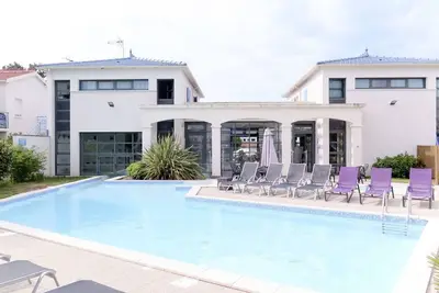 Image de Bel appartement avec bain à remous, piscine, Wifi, Tv, terrasse, animaux admis et parking