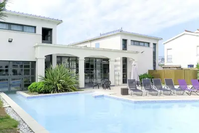 Image de Agréable appartement avec piscine, Wifi, bain à remous, Tv, balcon, animaux admis et parking
