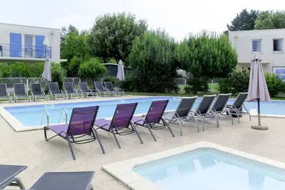 Image de Joli appartement avec Wifi, piscine, bain à remous, Tv, terrasse, animaux admis et parking