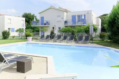 Image de Bel appartement avec bain à remous, piscine, Wifi, Tv, terrasse, animaux admis et parking