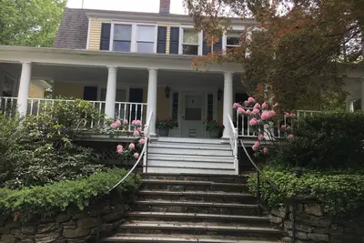 Image de New Canaan-Fairfield County Great Location. Marcher jusqu'Ă la ville. Marche pour former